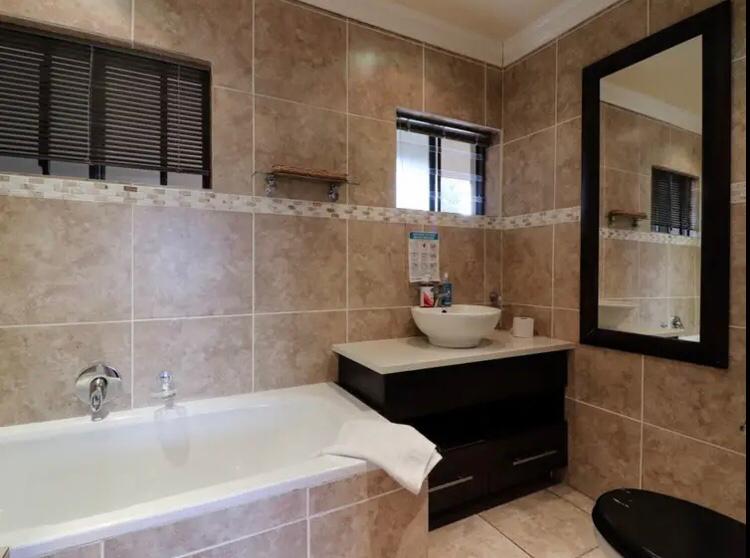 To Let 1 Bedroom Property for Rent in Table View Western Cape